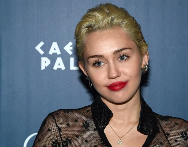 En tan solo dos días, la cantante decide mostrarse de la forma más irreverente, pero al mismo tiempo, publica la más tierna fotografía de cuando era pequeña.