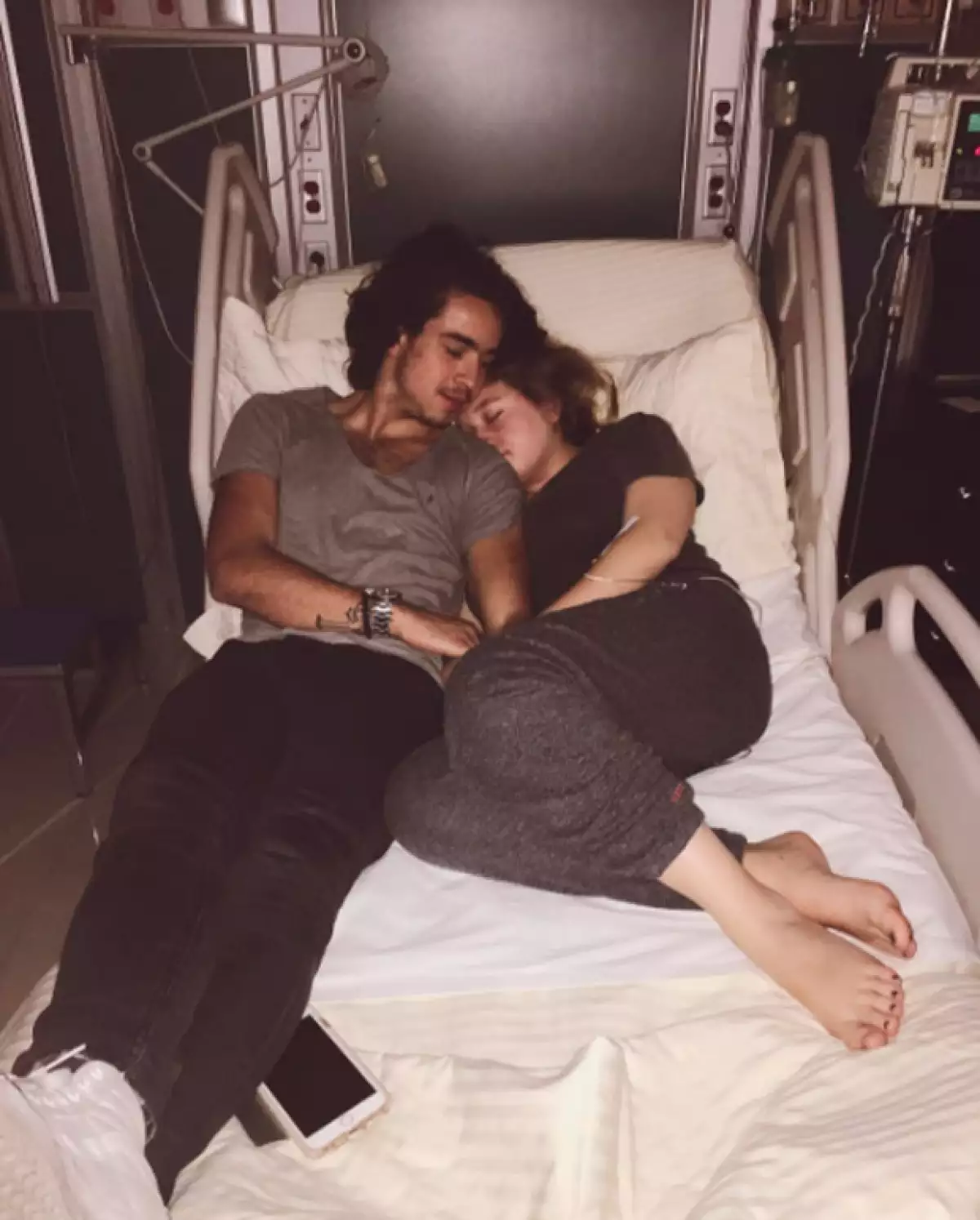 La hija de Angélica Rivera y Alberto "El Güero" Castro compartió una foto en la que aparece en la cama de un hospital junto con su novio Sebastián Pereyra.