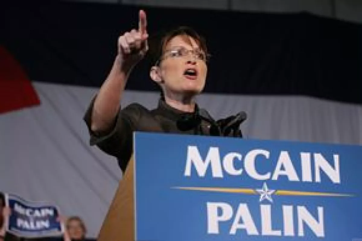La compañera de fórmula de John McCain dijo que le pareció muy divertida la actuación de Tina Fey en el show, aunque no escuchó ni una sola palabra.