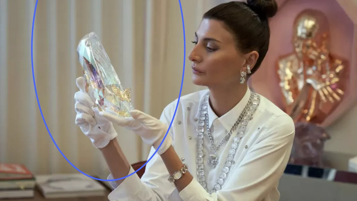 Swarovski celebra el centenario de Disney recreando la icónica zapatilla de cristal de la Cenicienta.