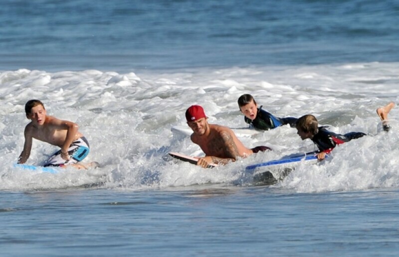 David y sus tres hijos surfearon frecuentemente durante sus vacaciones.
