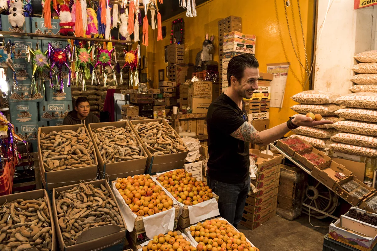 Adora visitar los mercados y hablar con la gente local 
