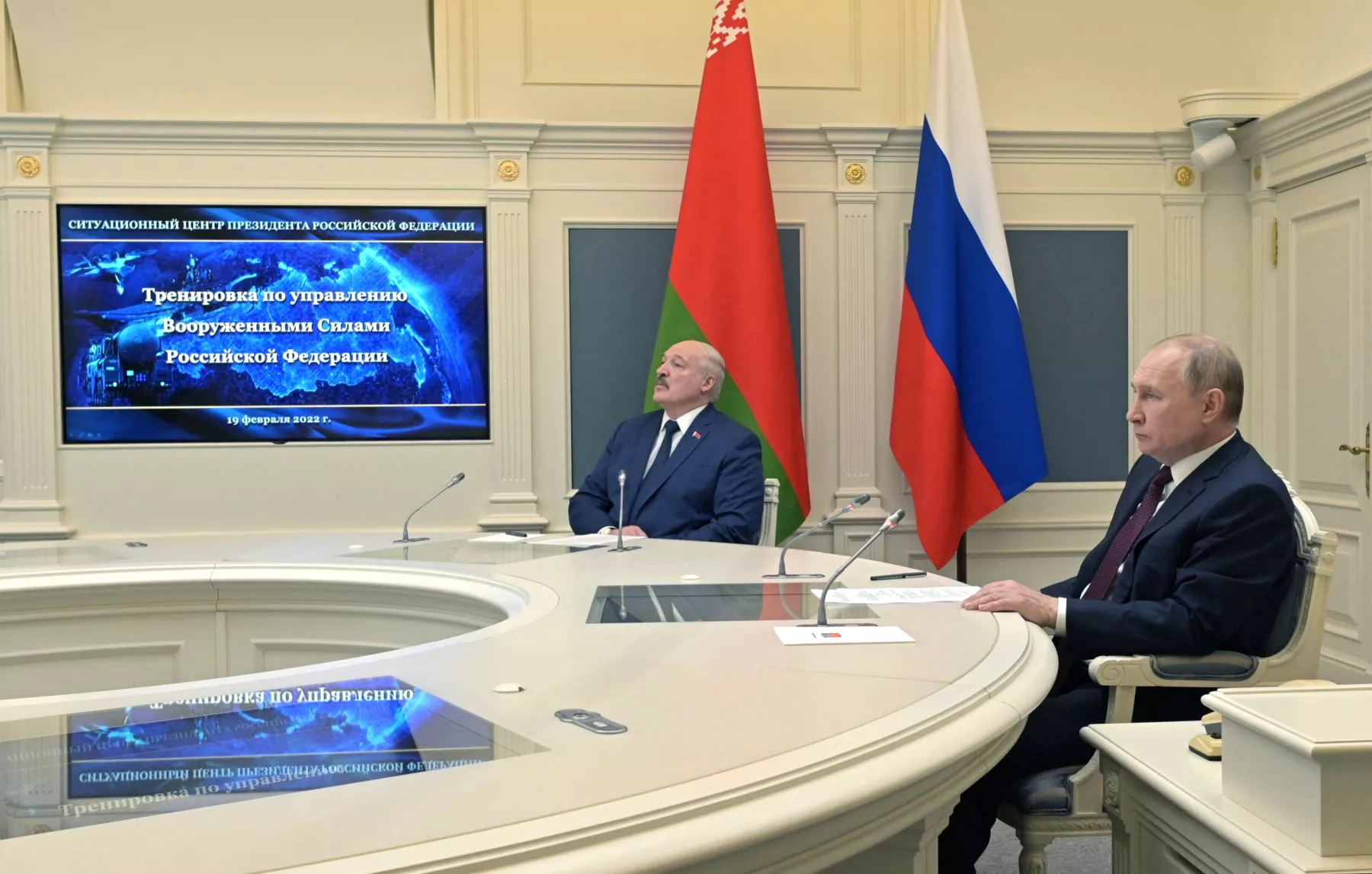 El presidente de Rusia, Vladimir Putin, y el presidente de Bielorrusia, observan las pruebas de misiles balísticos. 