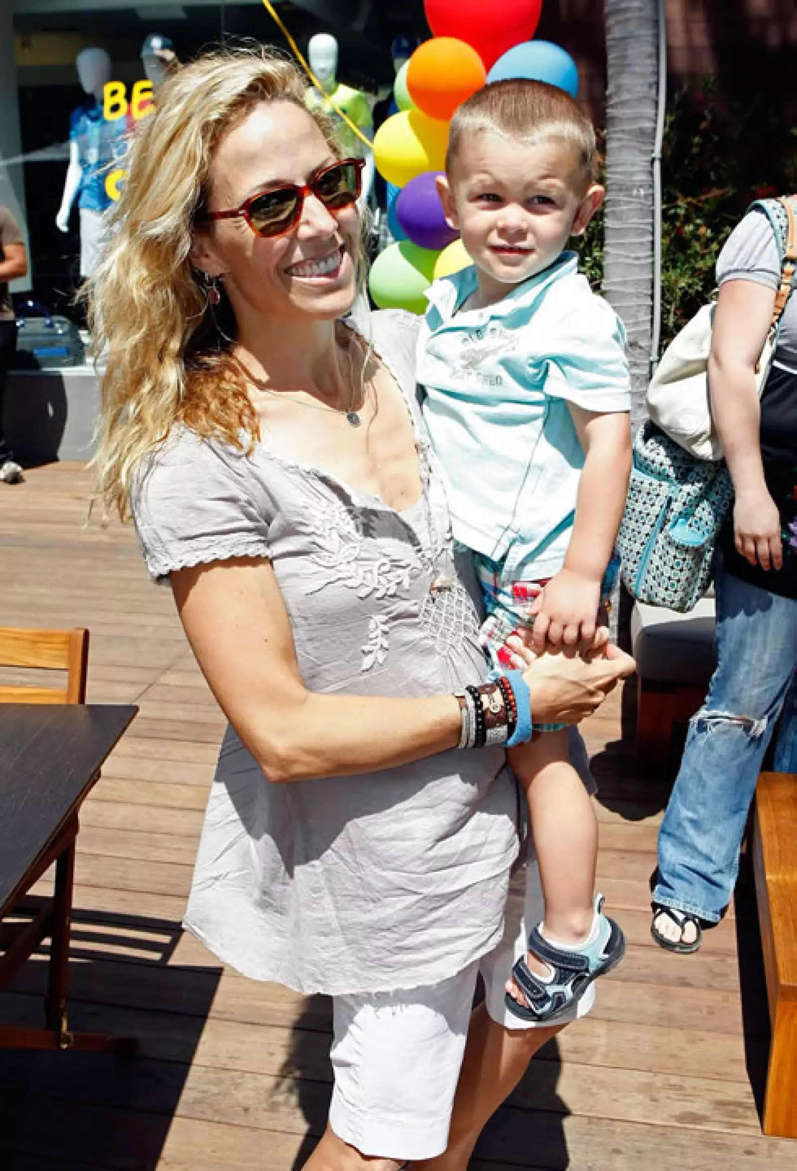 Sheryl Crow adoptó dos hijos luego de su divorcio con Louis Armstrong.