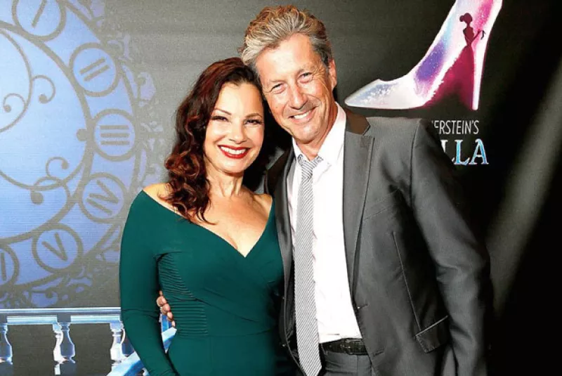 Quienes dieran vida a ‘Mr. Sheffield’ y ‘Sylvia Fine’, acudieron al estreno de la versión Broadway de Cenicienta en la que Fran Drescher, también conocida como ‘Fran Fine’ actuó.