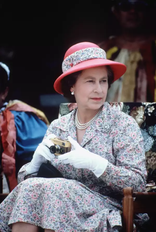 Isabel con cámara de fotos en 1982.