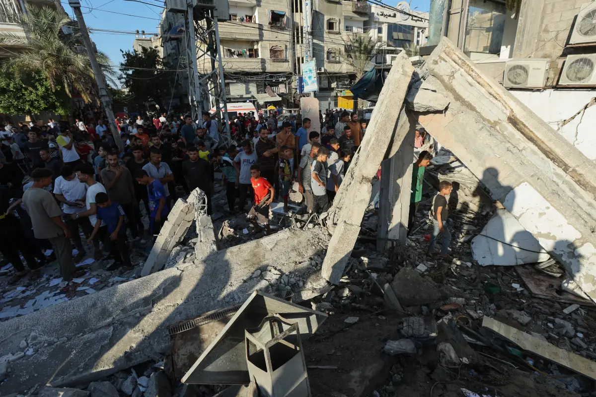 Palestinos se reúnen en el lugar de un ataque aéreo israelí contra una escuela de la ONU que alberga a personas desplazadas, en medio del conflicto entre Israel y Hamas, en Nusairat, en el centro de la Franja de Gaza, el 6 de julio de 2024.
