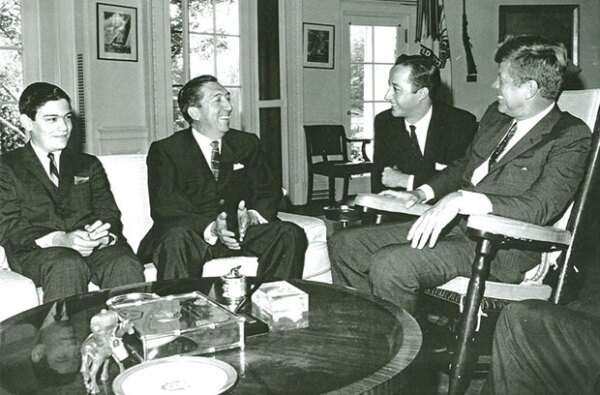 El ex presidente Miguel Alemán Valdés, junto a su hijo Jorge, en una visita de John F. Kennedy.