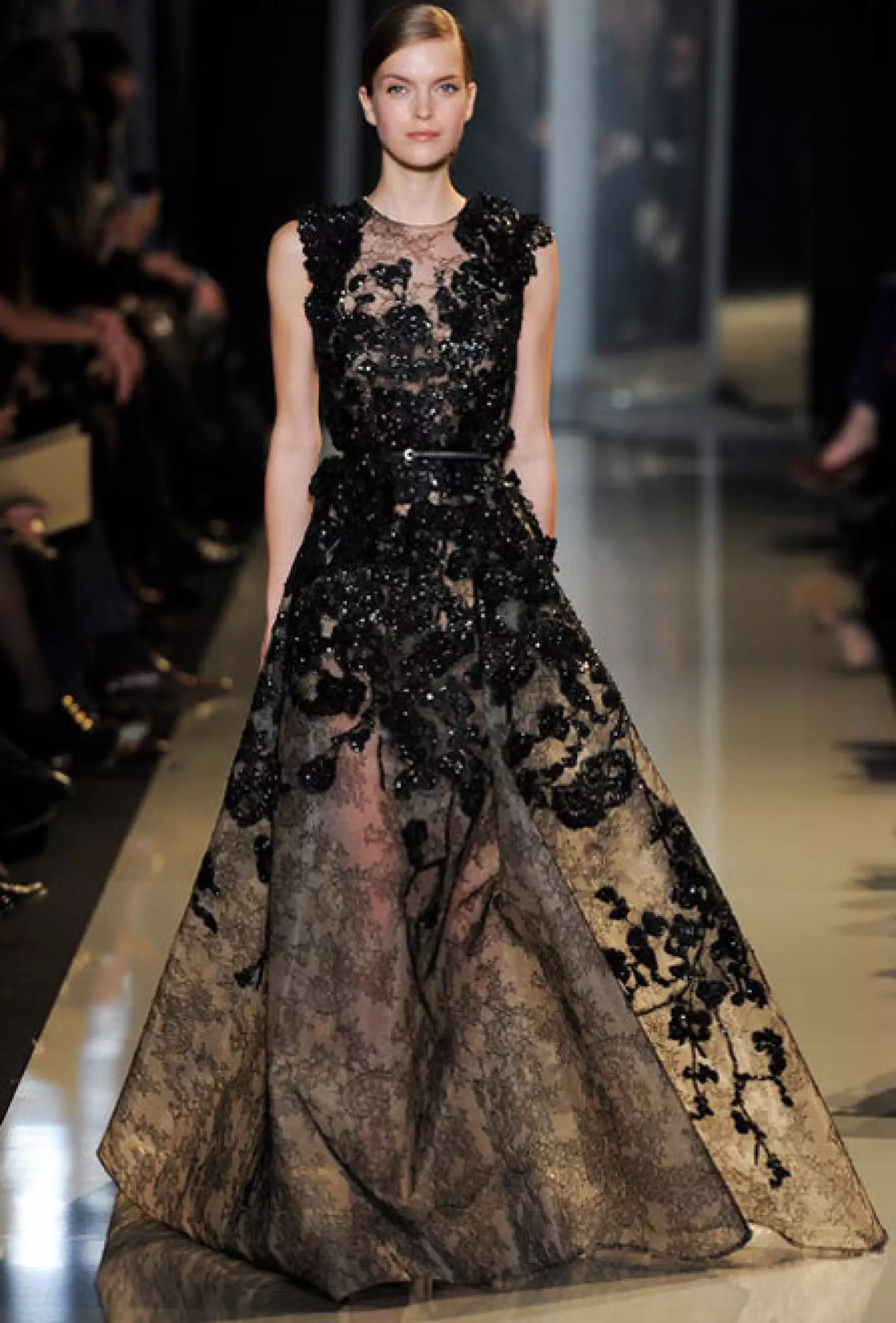 Por su parte el creativo libanés sorprendió de nuevo por su excelente trabajo con la silueta femenina.