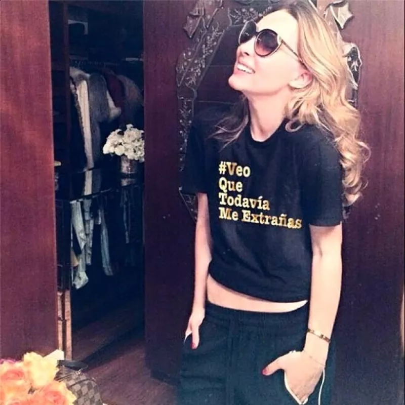 Tras protagonizar una polémica conversación en Twitter con su ex novio Giovani Dos Santos, la cantante hizo publicidad a una playera que lanzó con la frase que el jugador le escribió e hizo popular.