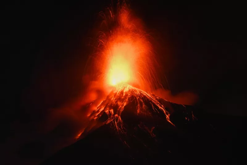El volcán Fuego entra en erupción en Alotenango, a unos 65 kilómetros al suroeste de la Ciudad de Guatemala, a principios del 4 de agosto de 2026.