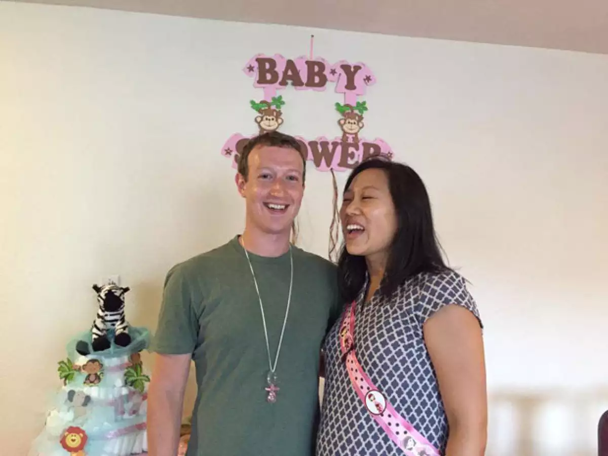 Mark y Priscilla en un baby shower que le organizaron sus alumnos.