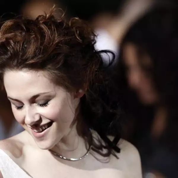 La actriz coquetea con los fotógrafos a su llegada a la premiere de `Twilight´ en LA.