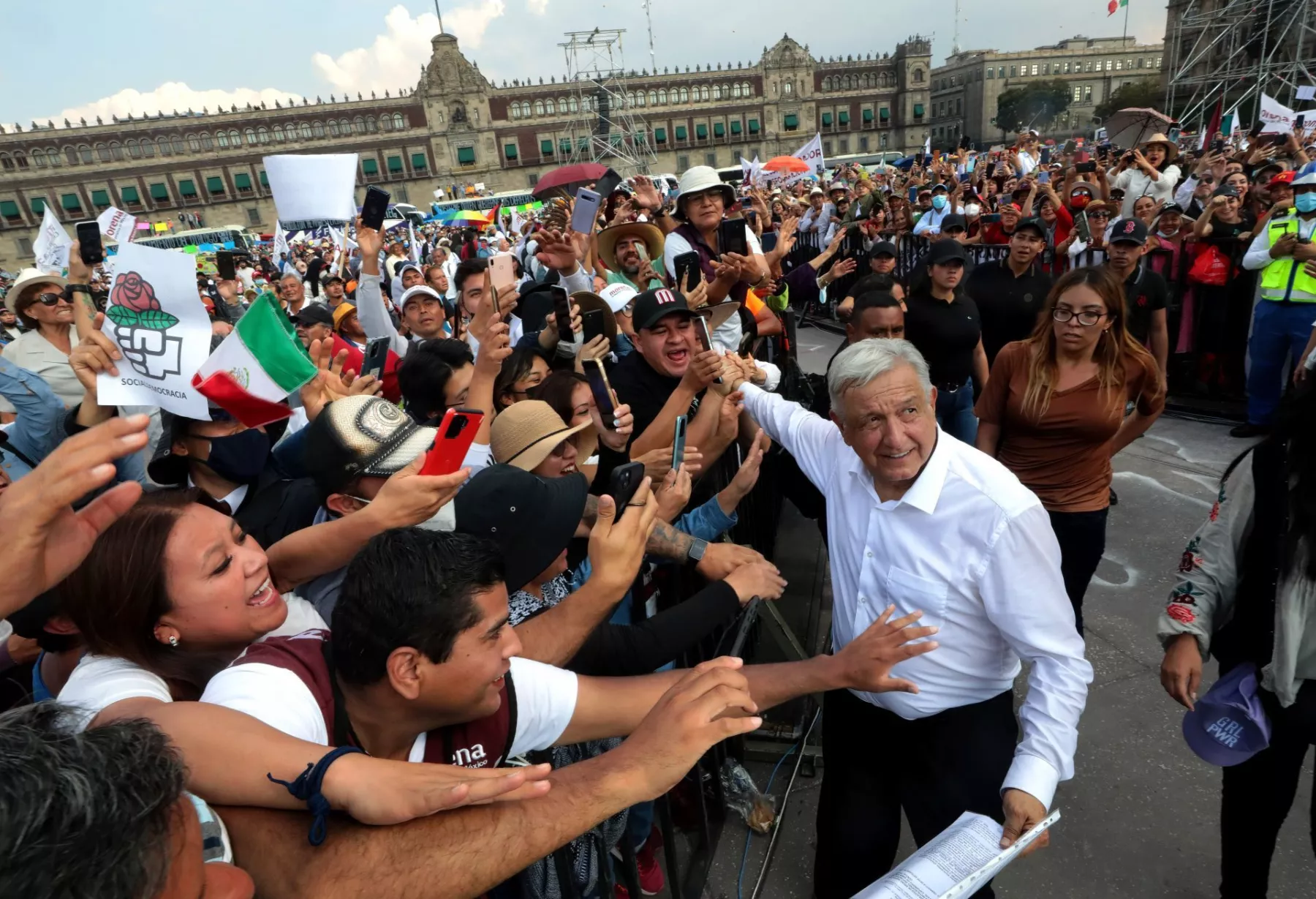 Andrés Manuel López Obrador, presidente de México, encabezó la Marcha: 4 Años de Transformación, del Ángel de la Independencia al Zócalo y dirige Mensaje: 4 Años de Transformación, en el Zócalo de la capital.
