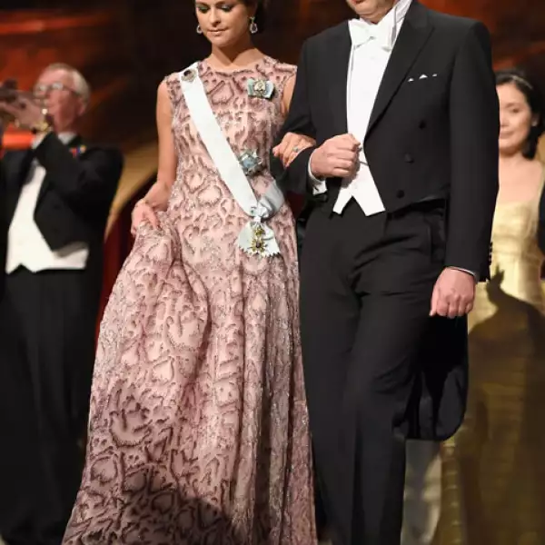 Princesa Magdalena de Suecia. Aunque el estilo clásico meets street style es el fuerte de la sueca, lució regia en la gala de los Premios Nobel 2014.