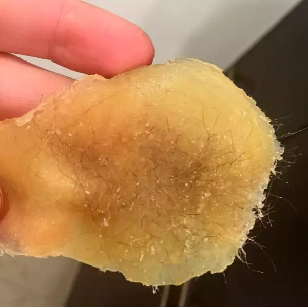 EW! es lo que comenta la cantante al ver la cera después de haber sido depilada.