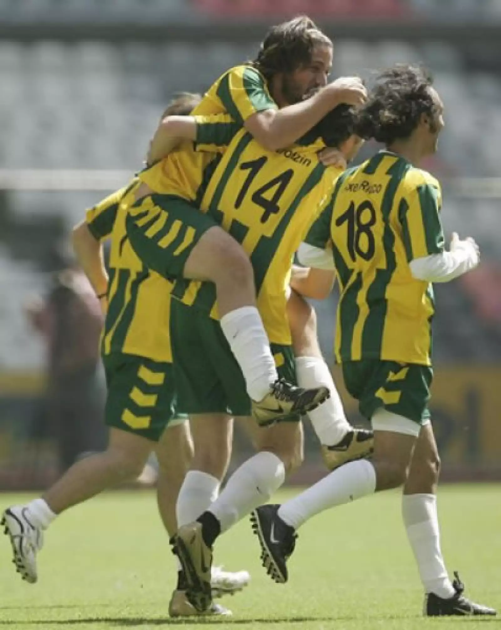Celebrando un gol.