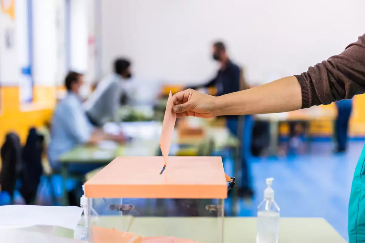 Madrid vota por las elecciones de la comunidad para el gobierno. Voto a mano en una encuesta