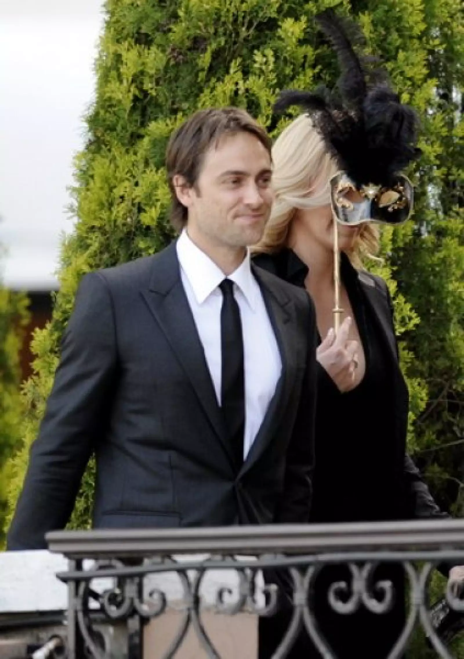 Entre los invitados está Charlize Theron, quien llegó acompañada del actor Stuart Townsend.