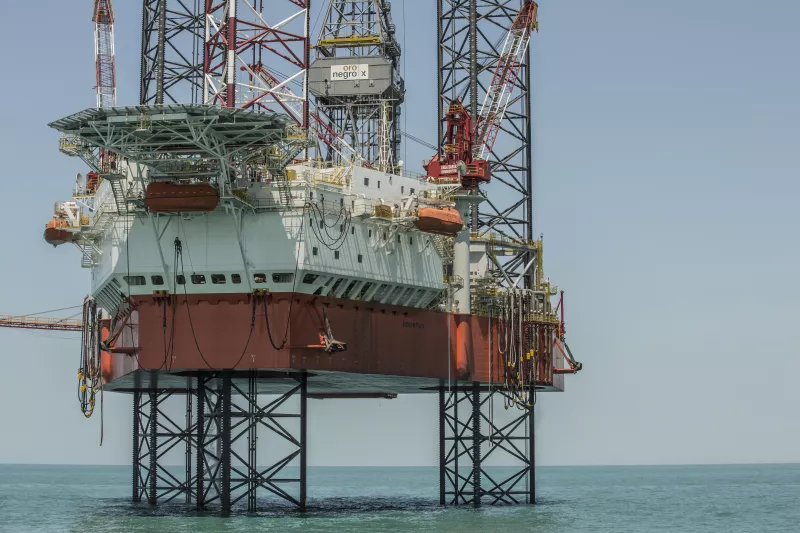 Las embarcaciones especializadas para transportar materiales y personal tiran el ancla para no pagar la renta en el muelle.