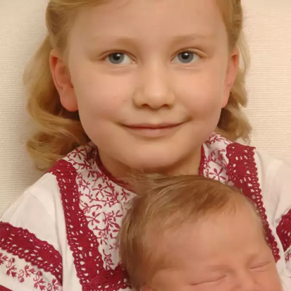 Es muy cariñosa con sus hermanos en las diferentes sesiones de fotos.