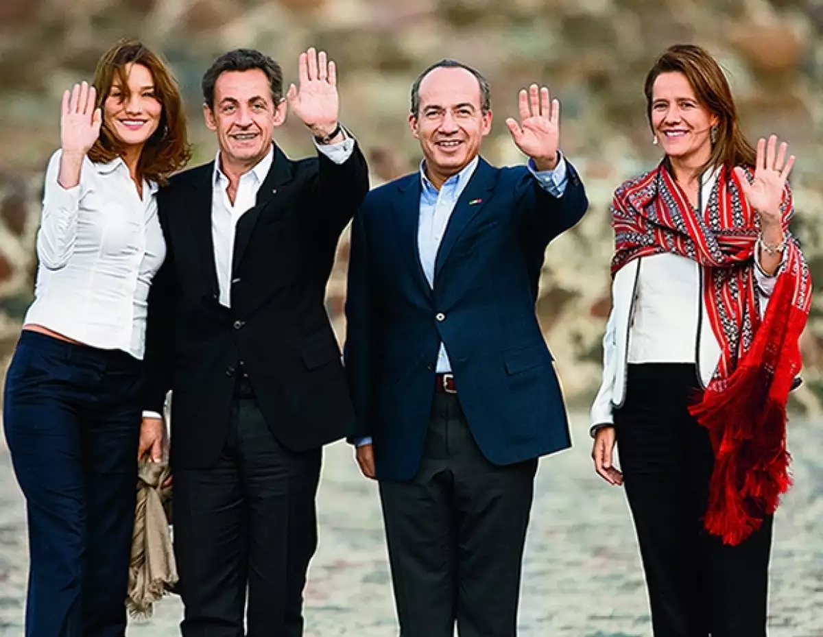 Este rebozo rojo con estampado étnico la hizo una digna acompañante de la icónica Carla Bruni.