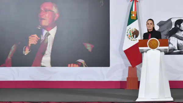 En su conferencia de prensa, la presidenta Claudia Sheinbaum muestra una imagen del empresario Ricardo Salinas Pliego.