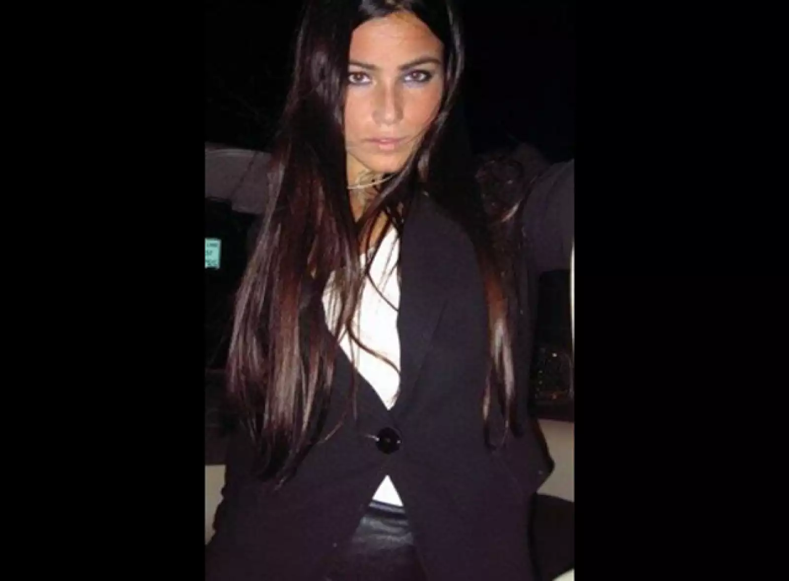 Hasta en un look casual se ve fashion.