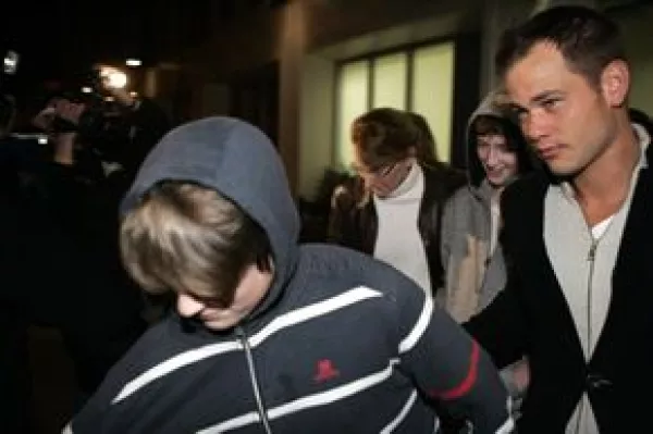 Los hijos de la actriz, Michael Richard Antonio Neeson y Daniel Jack Neeson, saliendo del hospital este miércoles por la mañana.