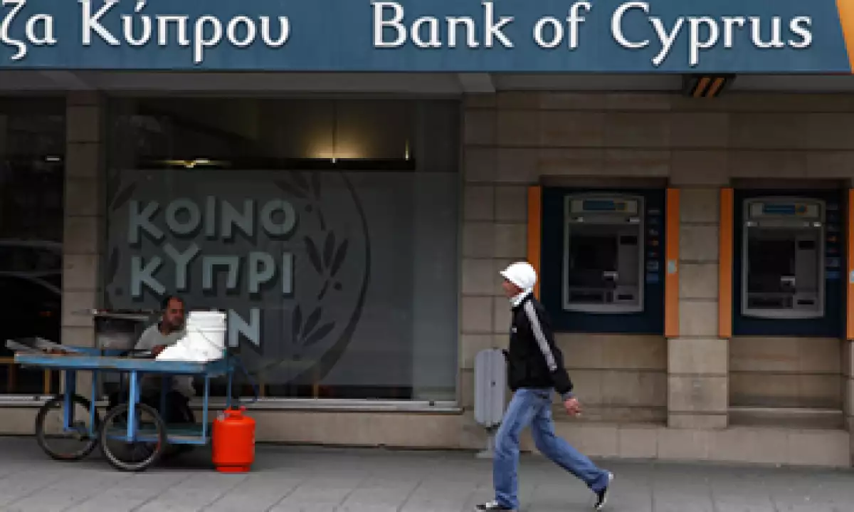 Chipre impuso este domingo un límite al retiro de efectivo de 100 euros diarios en los cajeros de los dos mayores bancos. (Foto: AP)