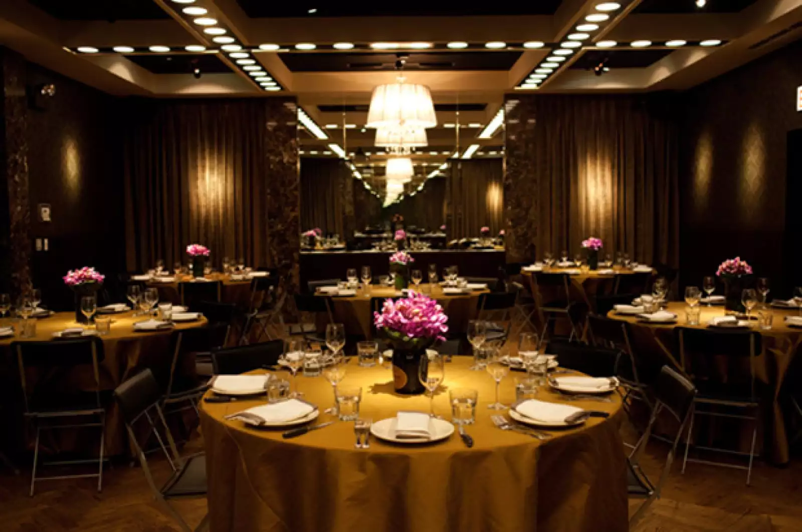 Este es el Paris Club de Chicago y a pesar de su ambiente conservador y elegante, Lady Gaga come ahí cada que visita esta ciudad.