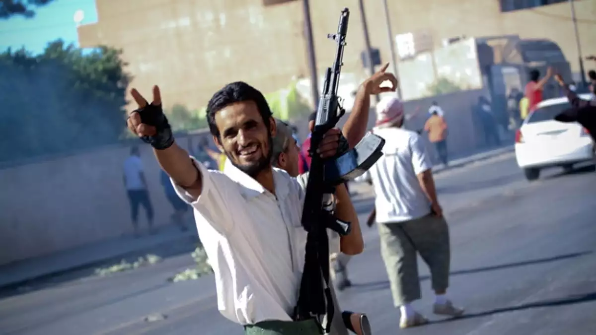 rebelde hace la V de la victoria