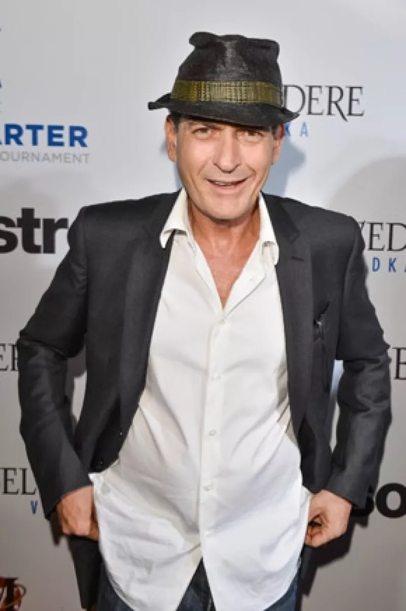 Después de más de un año, el actor sigue atacando el programa que hoy protagoniza Ashton Kutcher; aseguró que el show es una verdadera opresión.