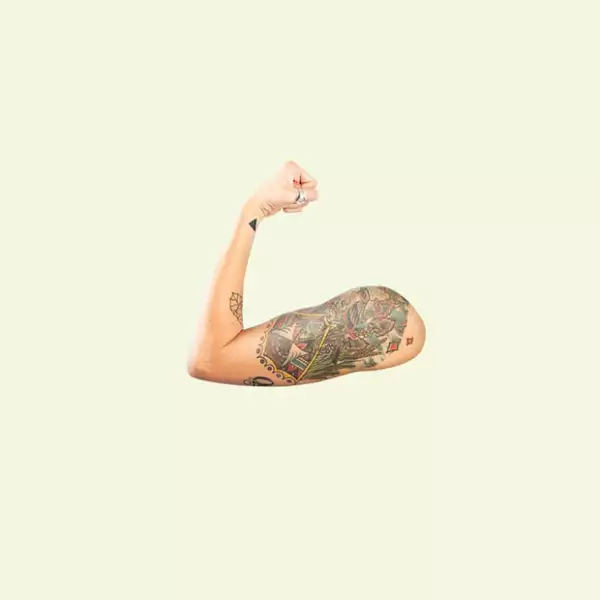 Añadió algunos tatuares en un brazo que aparece dentro de los emojis.