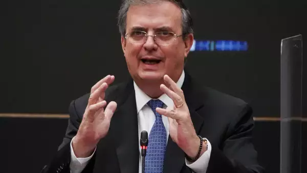 Marcelo Ebrard durante llegada a la Reunión Plenaria de Morena en la antigua sede del Senado.