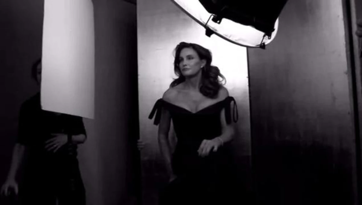 A unas cuantas horas de haberse mostrado como una mujer, quien fuera conocido como Bruce Jenner no ha parado de recibir felicitaciones por parte de un sinfín de famosos.