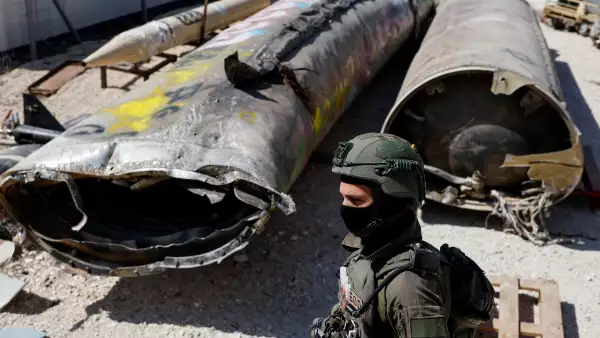 Los restos de un Kheibar Shekan y un misiles balísticos Emad son exhibidos por el ejército de Israel en la base del ejército de Julis, días después de un ataque de Irán contra Israel, en el sur de Israel, el 9 de octubre de 2024.