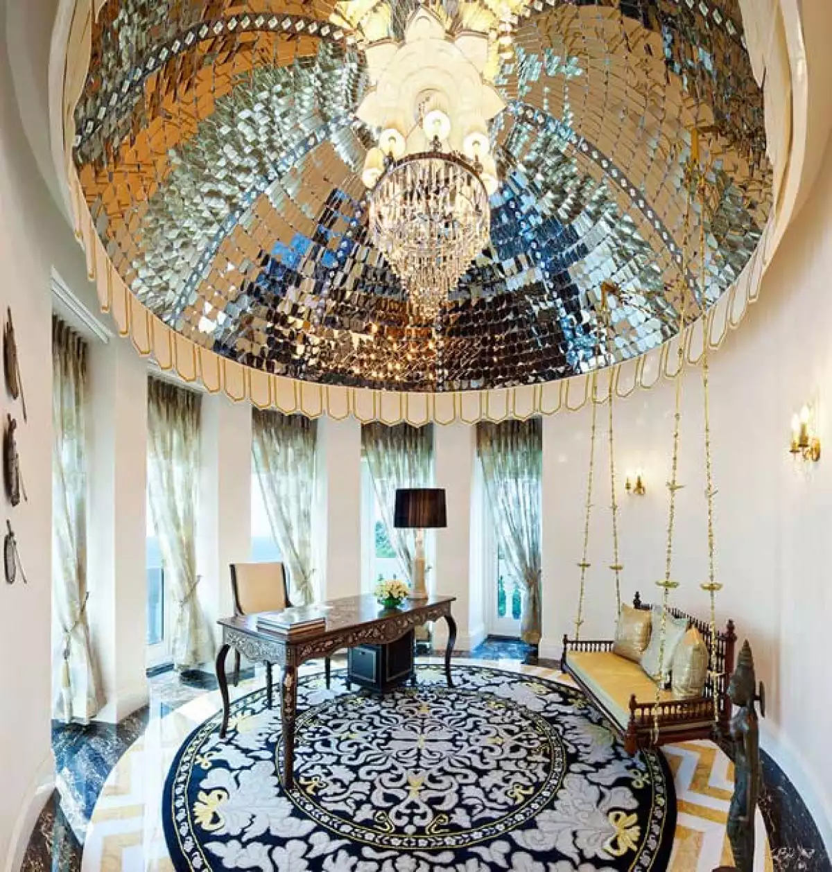 La estancia de la suite tiene candelabros y mosaicos en el techo bañados en oro.