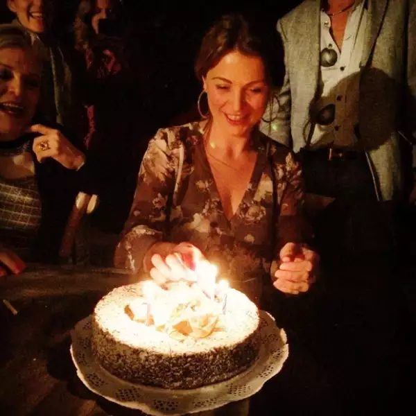 Ludwika Paleta lució guapa con una blusa floral y un peinado muy natural.