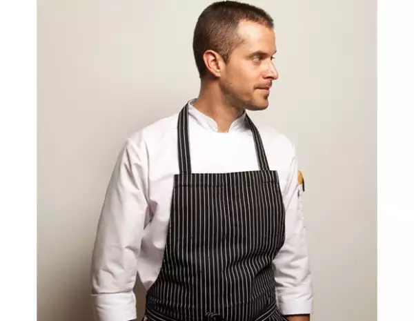 Los ingredientes principales del platillo de Pedro Abascal son la jaimaca y la col morada.
