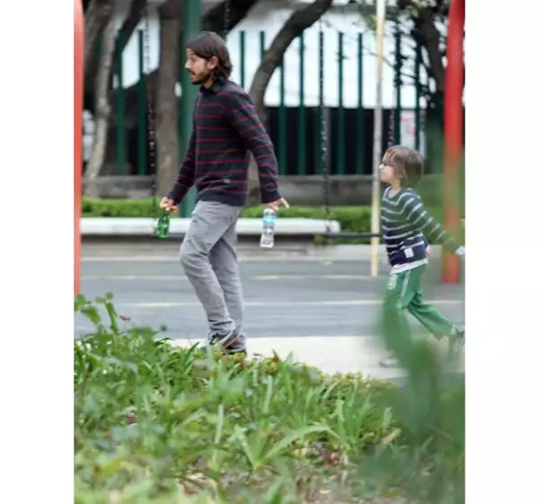 Mientras ellos jugaban Diego parecía resolver algunos asuntos en su celular, pero siempre pendiente de sus hijos.