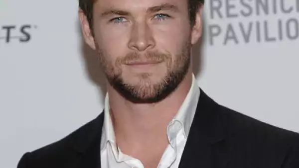 Chris Hemsworth llegó acompañado de Elsa, con quien se dice está de romance.