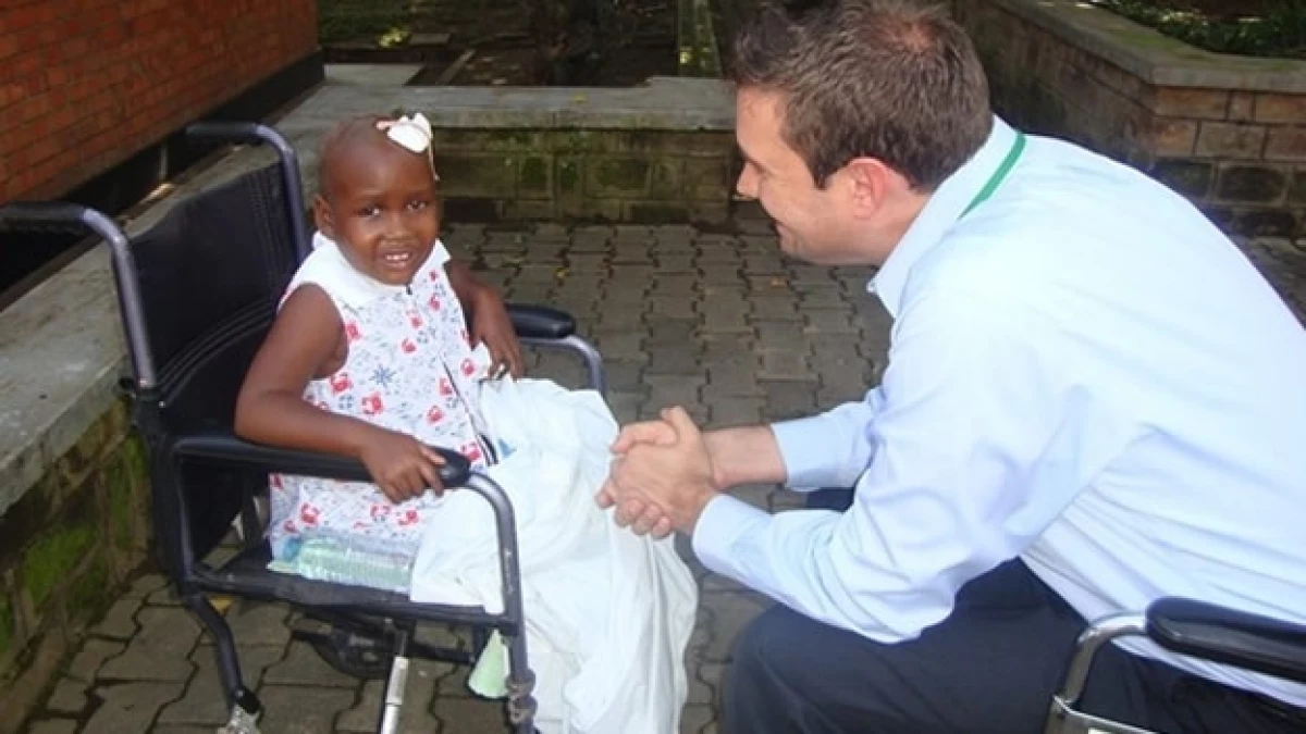 medicos instrumentos vidas estados unidos hospitales uganda