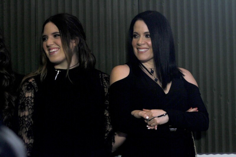 Su mamá, América Guinart, y su hermana América, la apoyaron en su lanzamiento.
