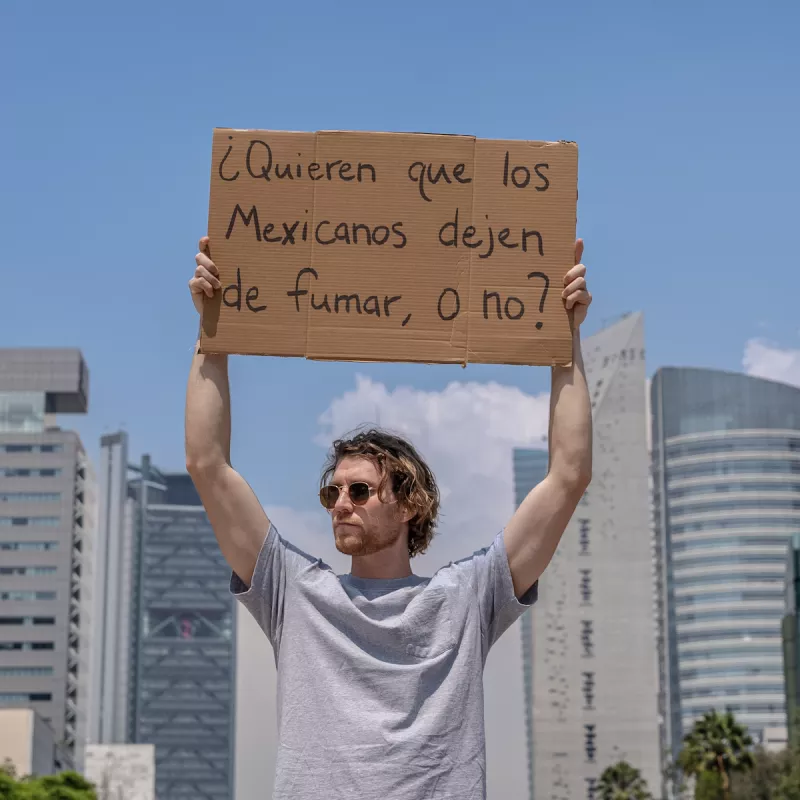 imagen del “Dude with Sign”, durante el Día Mundial Sin Cigarros, con un mensaje que le dio voz a los 15 millones de fumadores adultos que exigen acceso a productos menos dañinos que el cigarro.