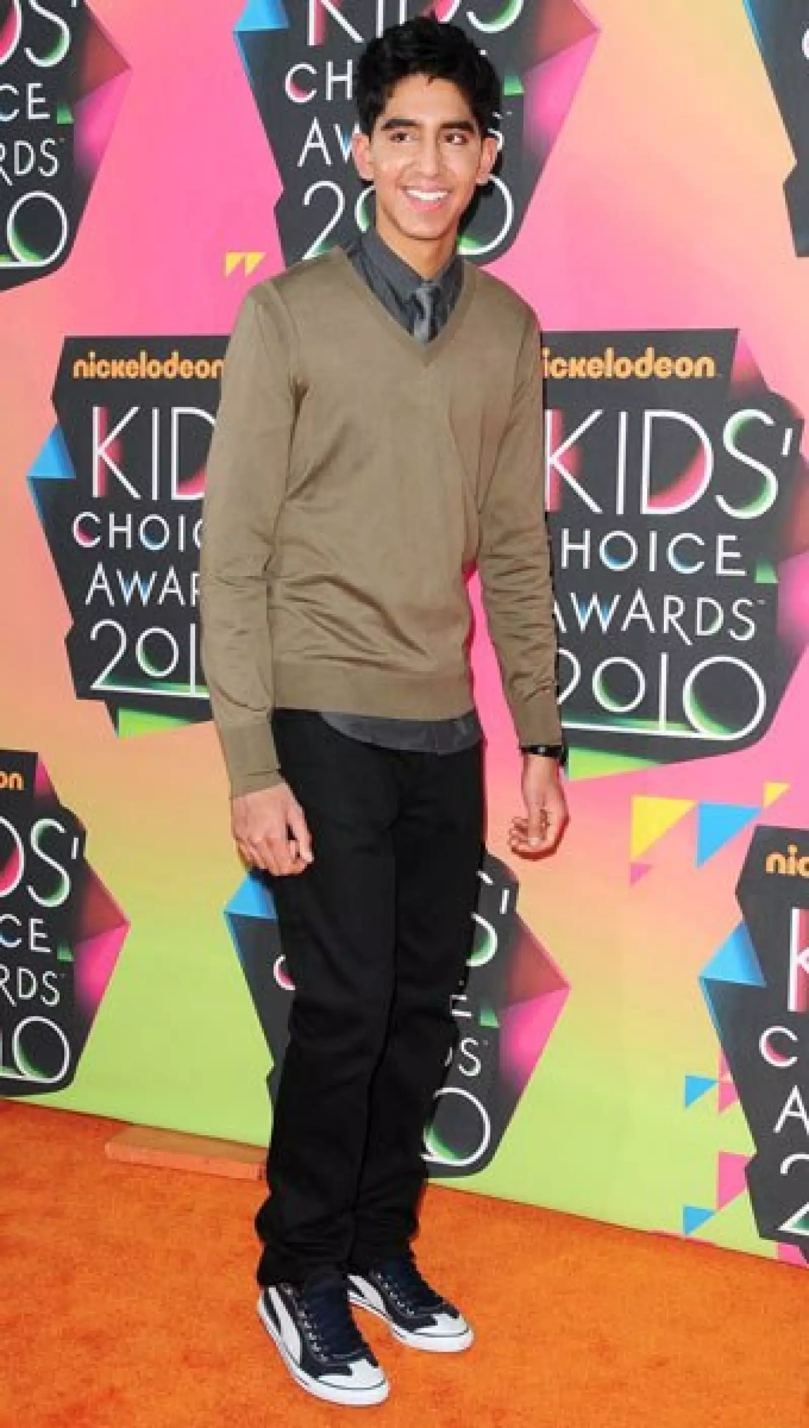 El actor Dev Patel lució formal pero juvenil.