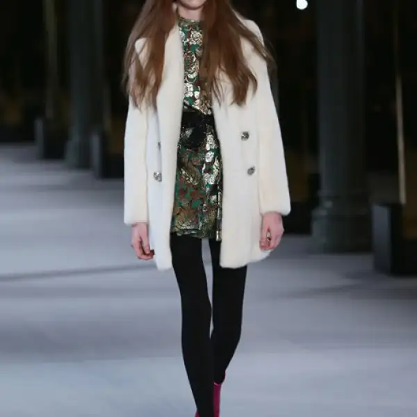 Saint Laurent La combinación de colores clásicos con tonos brillantes y metálicos fueron las piezas que más destacaron de la colección.