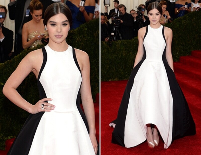 En un radiante vestido Prabal Gurung y joyería Van Cleef & Arpels.