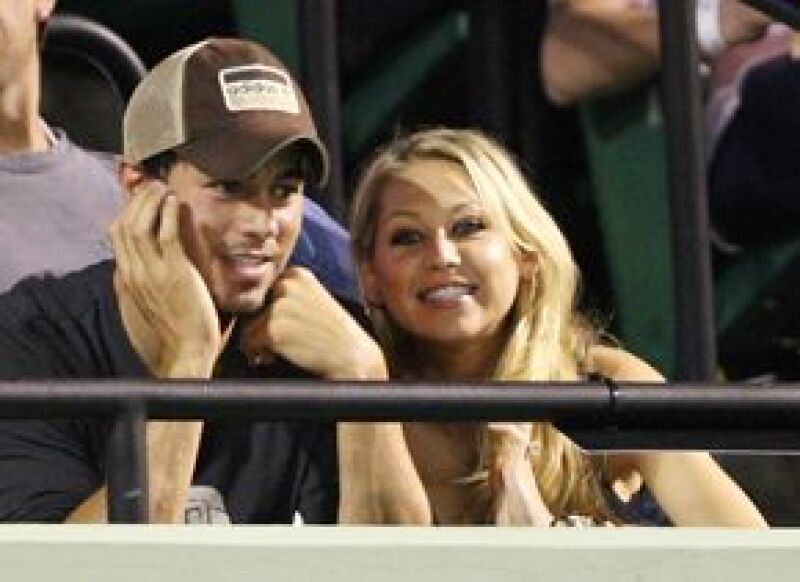Iglesias y Kournikova asistieron a un partido de tenis en Key Biscayne, Florida, en donde no pararon de reír, charlar y darse besos.