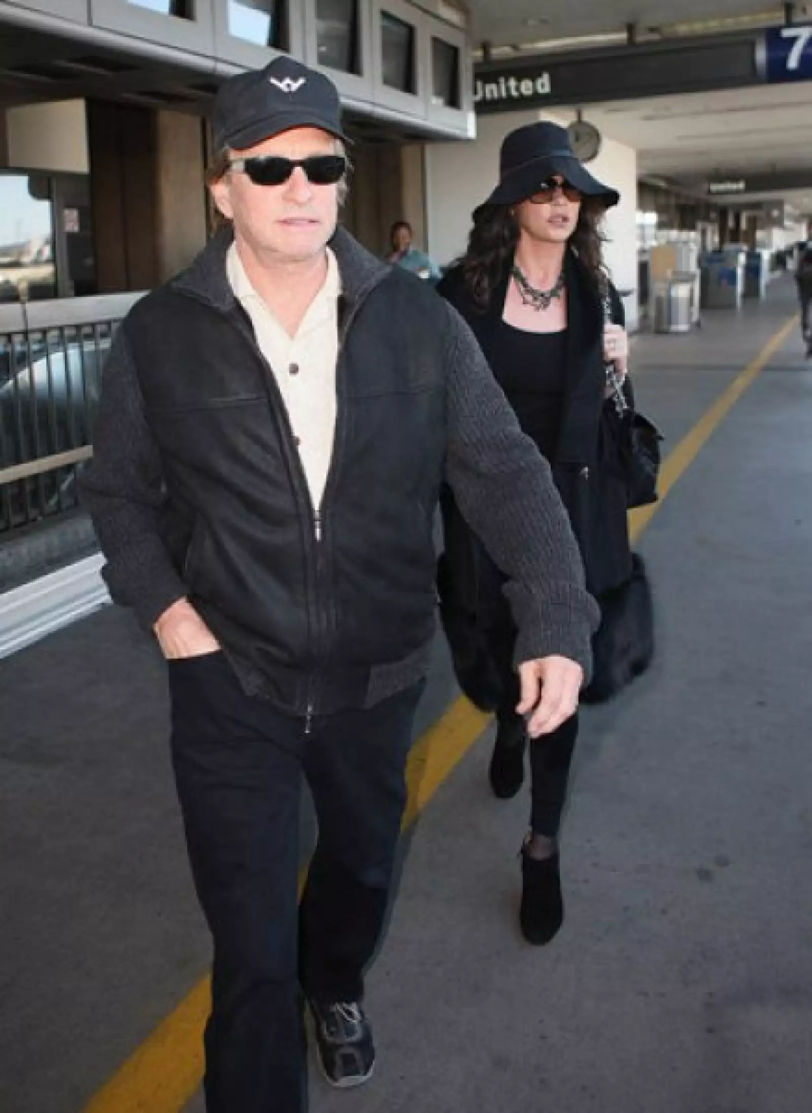 Catherine Zeta-Jones y Michael Douglas salen del aeropuerto de Los Angeles, California.